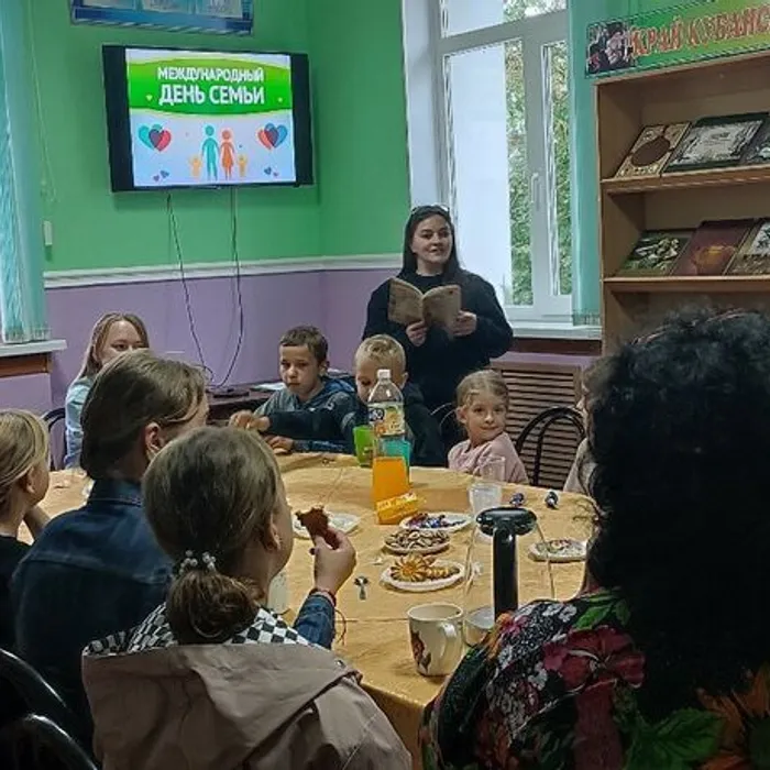 Познавательно-развлекательный микс «Что важней всего на свете: мир, любовь, семья и дети». 